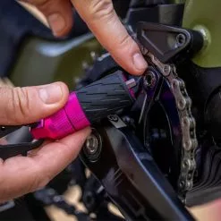 Muc-Off E-Bike Drivetrain Tool 11 Muc-Off E-Bike Drivetrain Tool -Renthal-Laden mu acc 2652 ebike drivetrain tool use1 id 38204